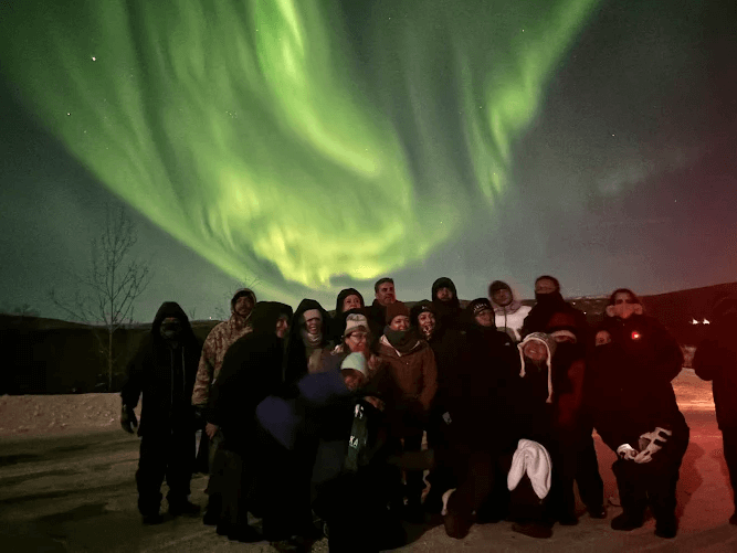 Group tour with Chena Hot Springs Shuttle under the northern lights Group tour with Chena Hot Springs Shuttle under the northern lights